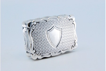 Caixa de Vinagrete em prata e ouro com relevo e escudo na tampa.